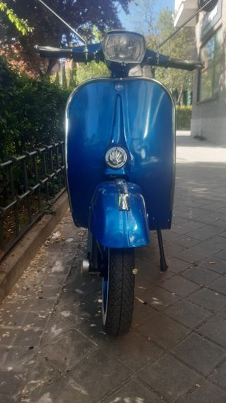 Vespa clásica azul modelo primavera 125cc año 1979