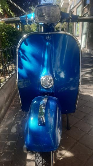 Vespa clásica azul modelo primavera 125cc año 1979