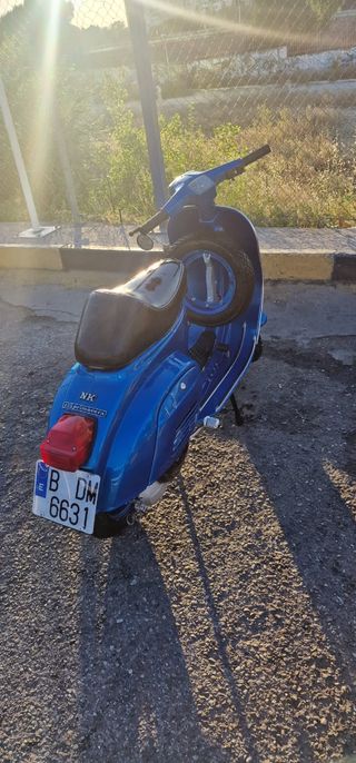 Vespa clásica azul modelo primavera 125cc año 1979