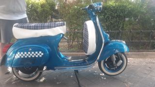 Vespa clásica azul modelo primavera 125cc año 1979