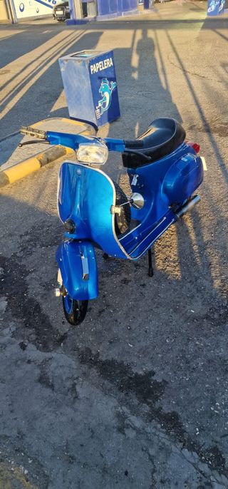 Vespa clásica azul modelo primavera 125cc año 1979