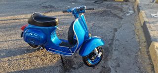 Vespa clásica azul modelo primavera 125cc año 1979