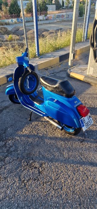Vespa clásica azul modelo primavera 125cc año 1979