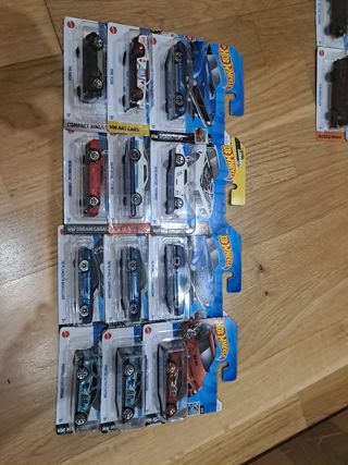 12 Hot Wheels