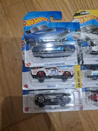 12 Hot Wheels