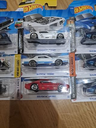 12 Hot Wheels