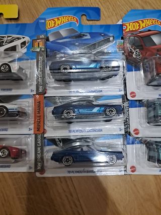 12 Hot Wheels