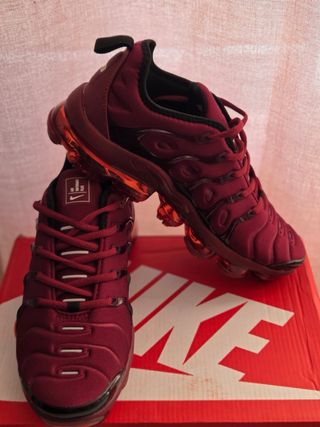 Nike VaporMax Plus rojas de segunda mano por 80 EUR en San Cristóbal de La  Laguna en WALLAPOP
