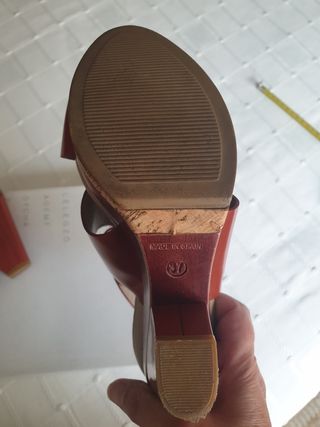Sandalias rojas tacón mujer edición limitada.