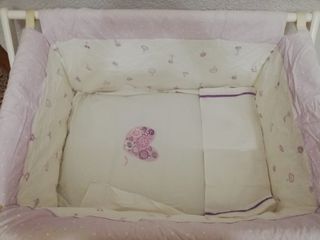 Mini cuna blanca con ruedas