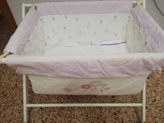 Mini cuna blanca con ruedas