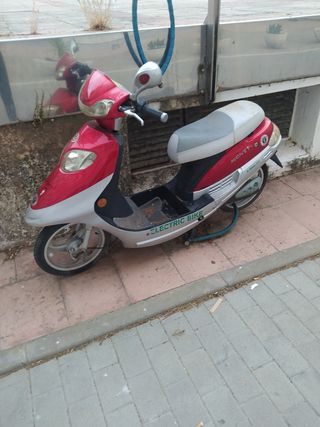 Moto eléctrica roja 