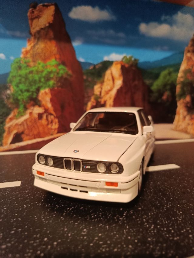Coche BMW  M3   E30
1:24  blanco.  Nuevo. 