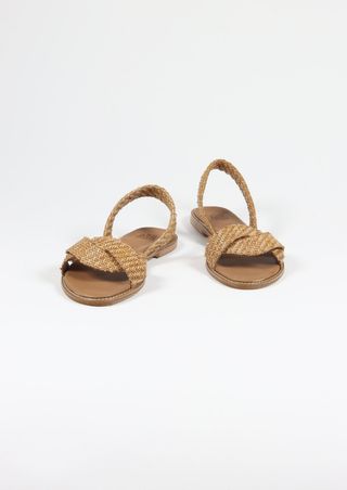 Sandalias planas beige