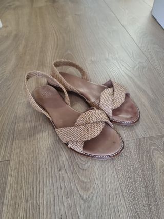 Sandalias planas beige