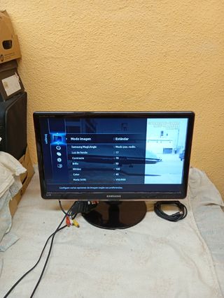 Monitor TV Samsung LED 22" con cables