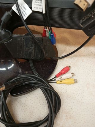 Monitor TV Samsung LED 22" con cables