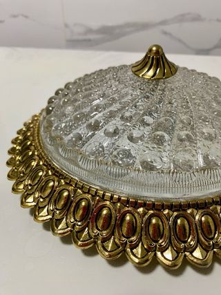 Plafón de techo de bronce y cristal.