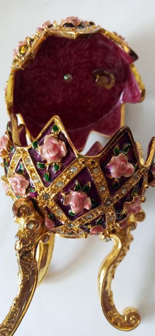 Huevo joyero dorado y morado musical