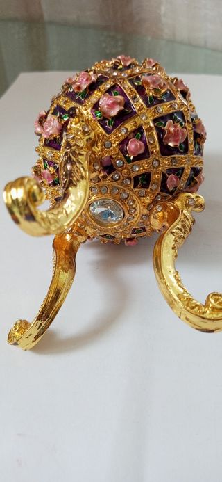 Huevo joyero dorado y morado musical
