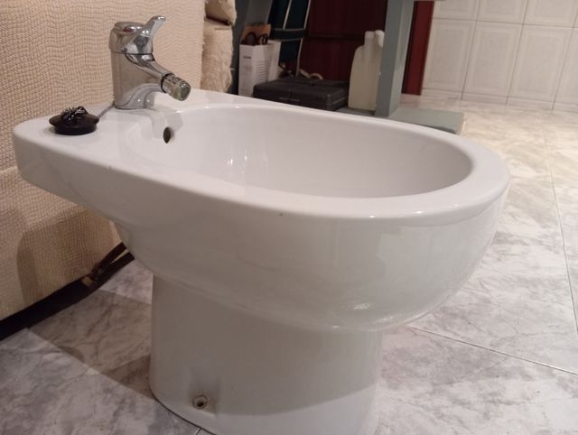 Bidé blanco Sangrá y grifo