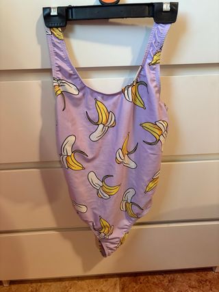Bañador morado con estampado de plátanos