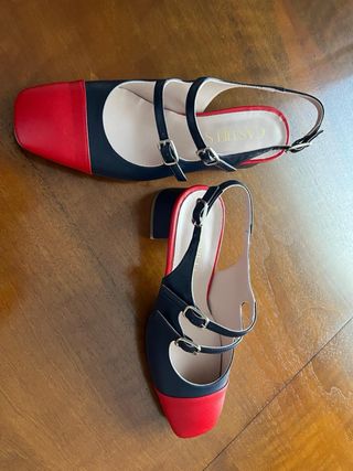 Zapatos azul y rojo abiertos por detrás.
Numero 38