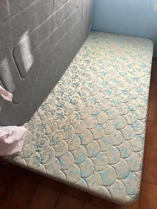 Somier tapizado beige y verde agua