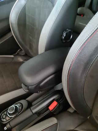 Apoyabrazos Mini F56 con carga inalámbrica