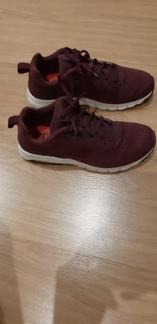 Zapatillas Nike de mujer en color burdeos.
