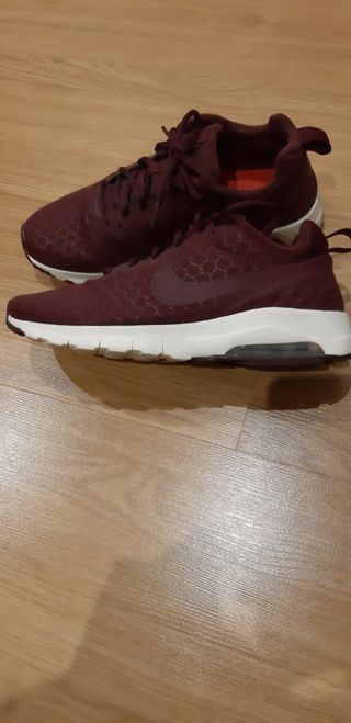 Zapatillas Nike de mujer en color burdeos.
