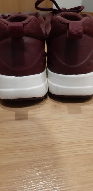 Zapatillas Nike de mujer en color burdeos.
