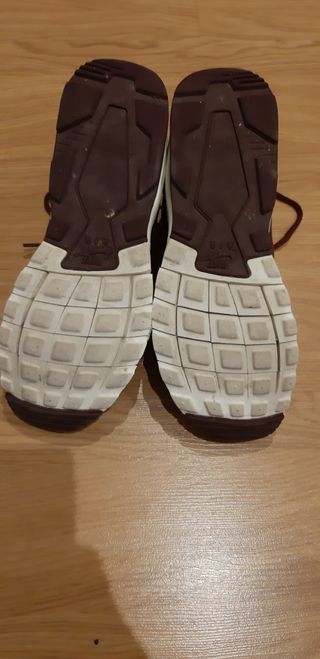 Zapatillas Nike de mujer en color burdeos.
