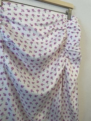 Falda midi floral morada y blanca