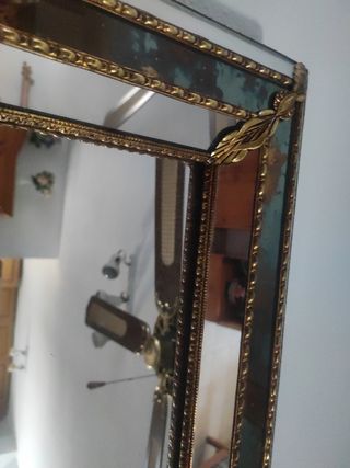 Espejo vintage rectangular dorado en buen estado.
