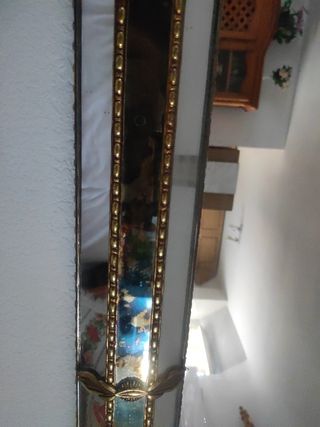Espejo vintage rectangular dorado en buen estado.