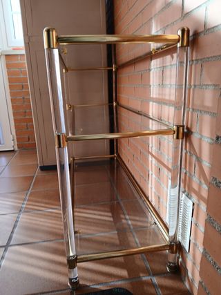 Vitrina dorada con estantes de cristal