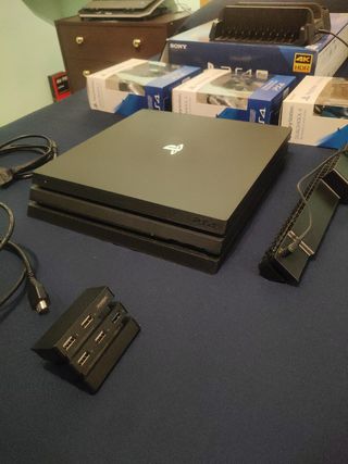 PlayStation 4 Pro negra