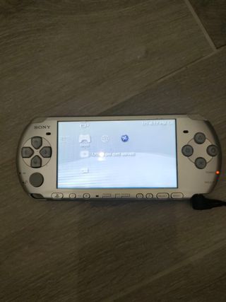 PSP grigia 3001 con custodia e caricatore- leggere