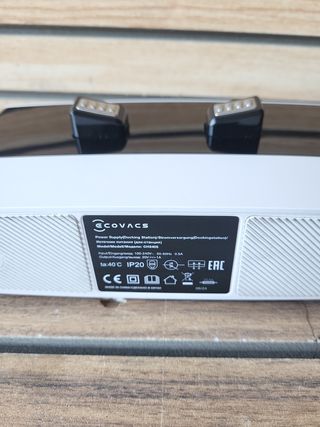 Robot aspirador ECOVACS DEEBOT N20 Y un cargador.