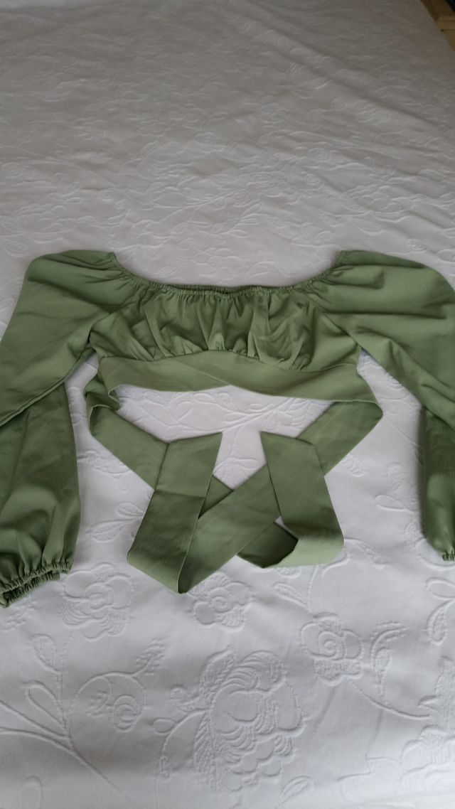 Blusa corta verde oliva con lazo