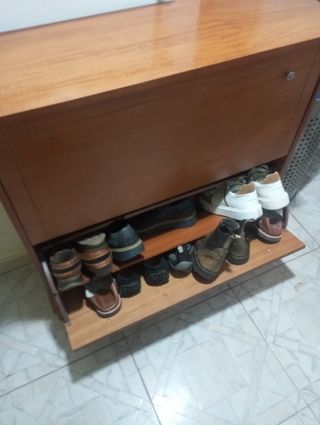 Zapatero de madera marrón