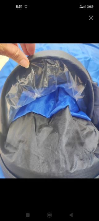 Sofá inflable azul.