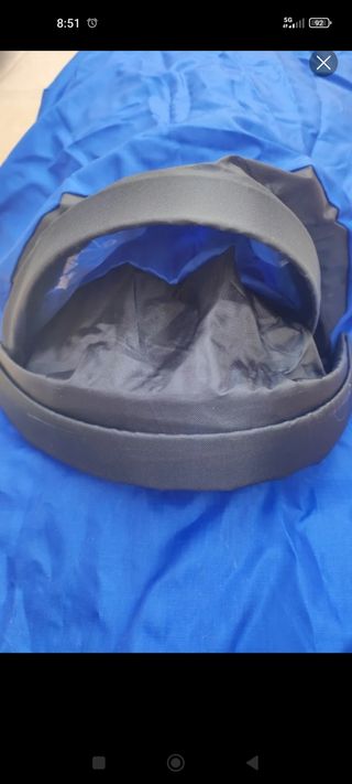 Sofá inflable azul.