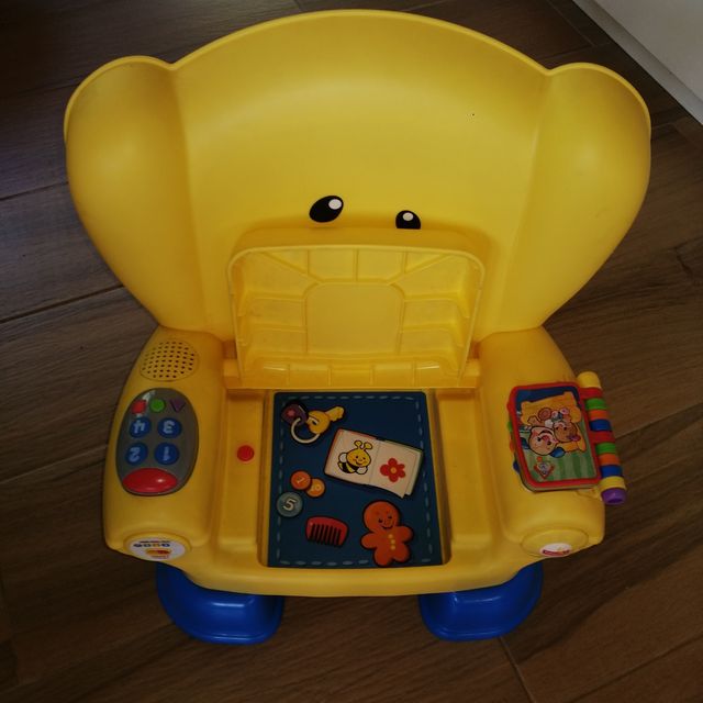 Silla aprendizaje Fisher Price habla en inglés. 