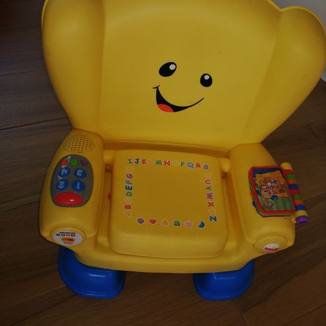 Silla aprendizaje Fisher Price habla en inglés. 