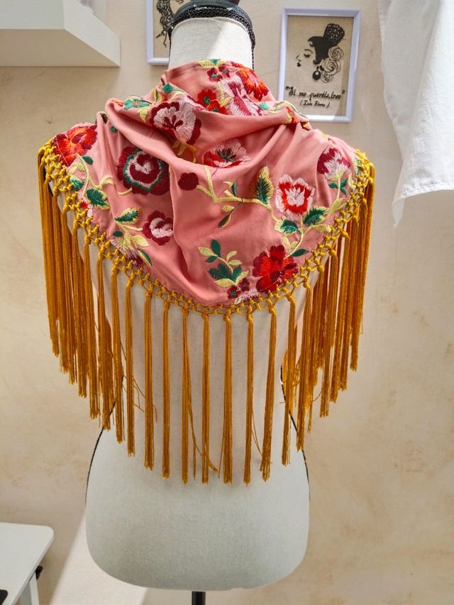 Mantoncillo flores rosa y dorado, anudado a mano.