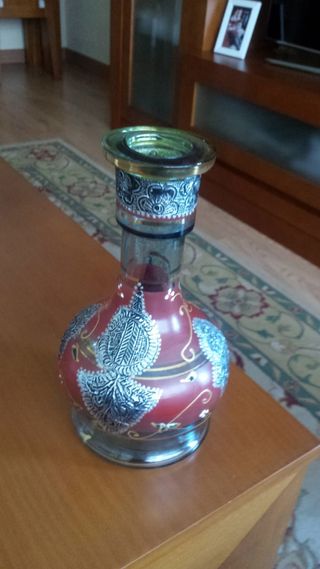 Jarrón de cristal rojo y plateado.