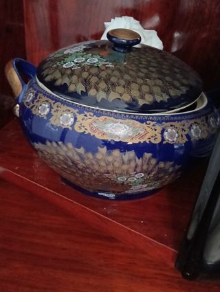 Sopera porcelana azul y dorada
