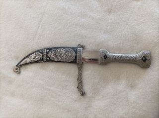 Pugnale vintage: taglia carte decorato